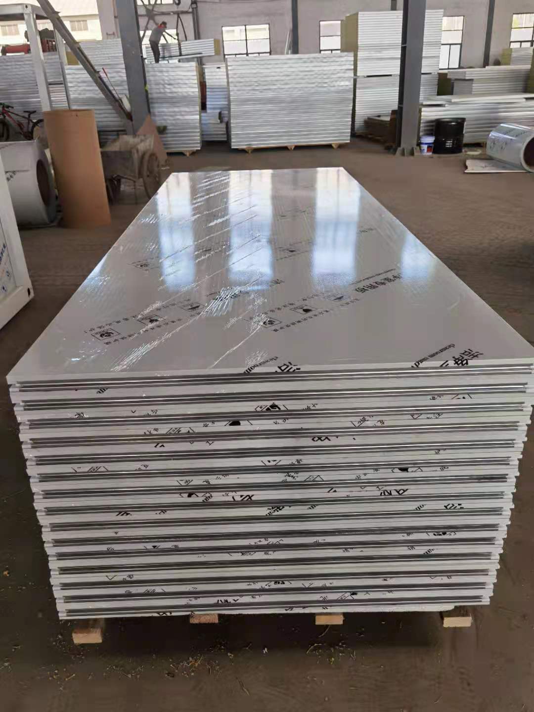 手工净化板施工详解 岩棉与玻镁彩钢复合夹芯板在厂房吊顶隔墙中的应用